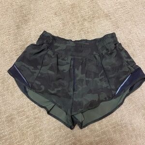 Lululemon Hottie Hot 2.5 inch Low Rise Camo Size 8